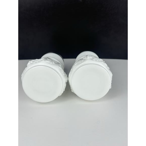 Westmoreland USA Milk Glass Paneled Grape Heavy Salt & Pepper Shakers 4 1/4" - Picture 5 of 6
